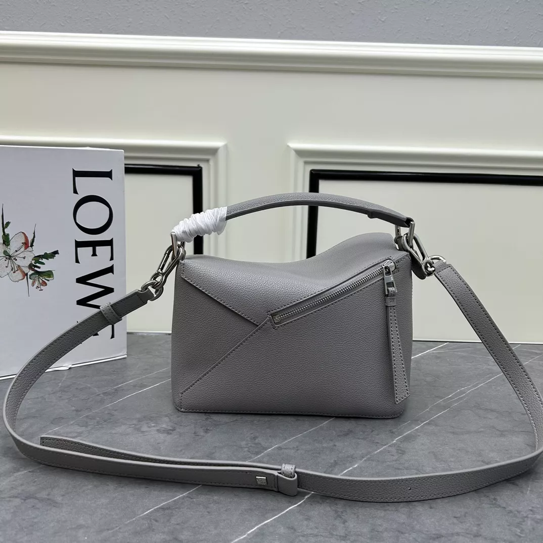 LOEWE AAA Quality Messenger Bags For Women Vibrant 1117