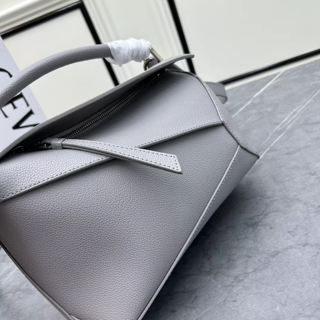 LOEWE AAA Quality Messenger Bags For Women Vibrant 1117