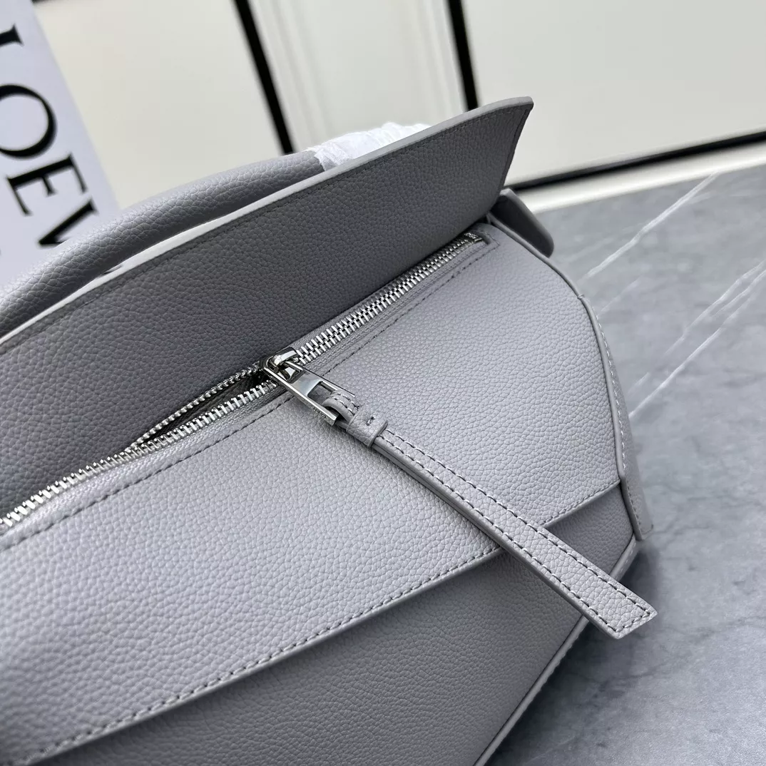 LOEWE AAA Quality Messenger Bags For Women Vibrant 1117