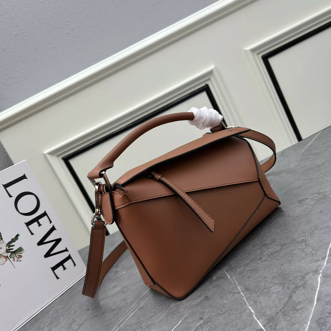 LOEWE AAA Quality Messenger Bags For Women Vibrant 8262