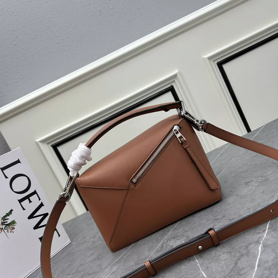 LOEWE AAA Quality Messenger Bags For Women Vibrant 8262