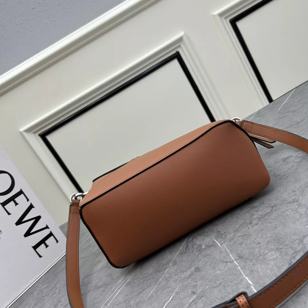 LOEWE AAA Quality Messenger Bags For Women Vibrant 8262