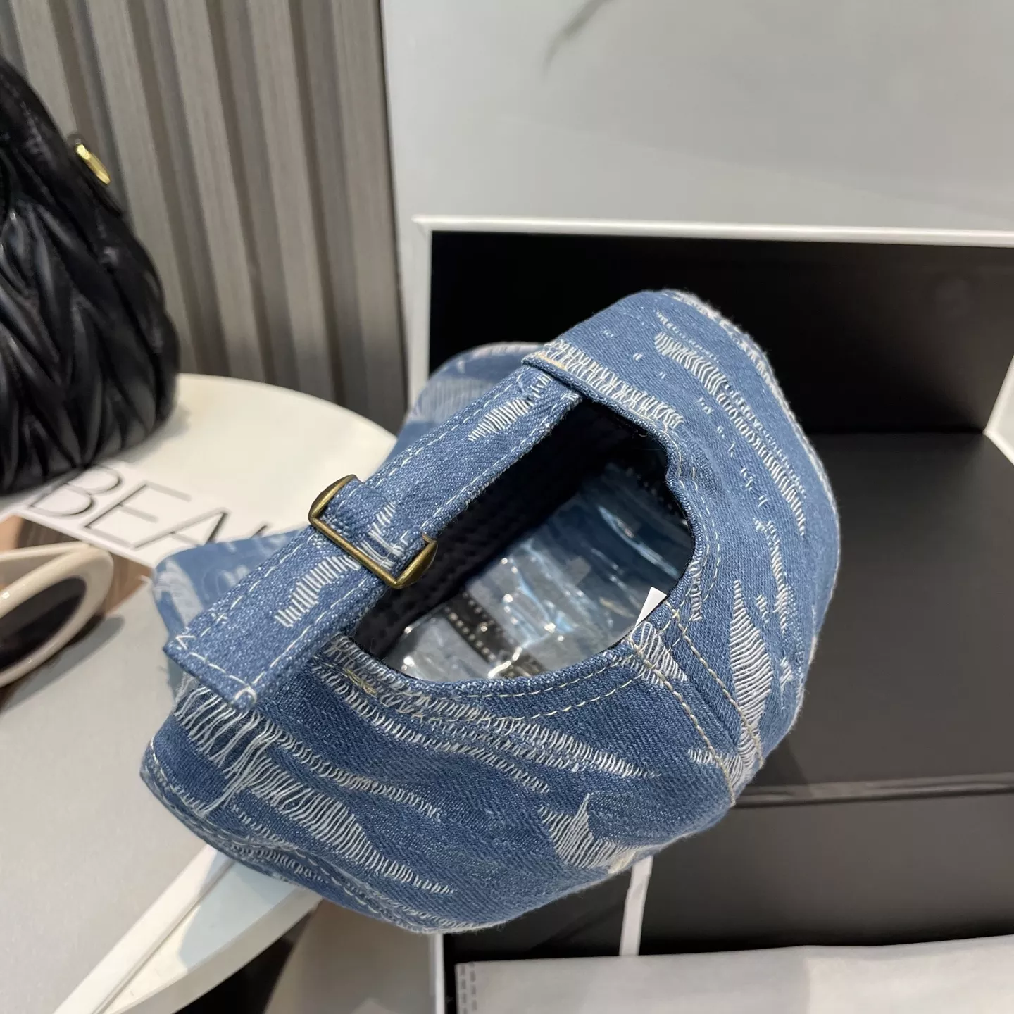 LOEWE Caps Modern 6055