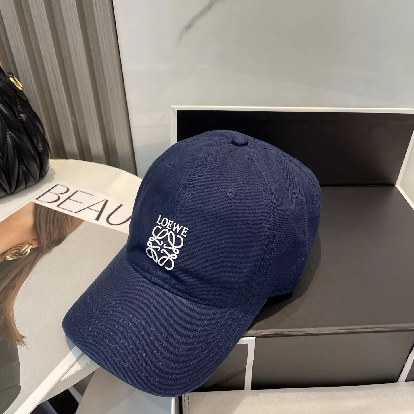 LOEWE Caps Trendsetting 2869