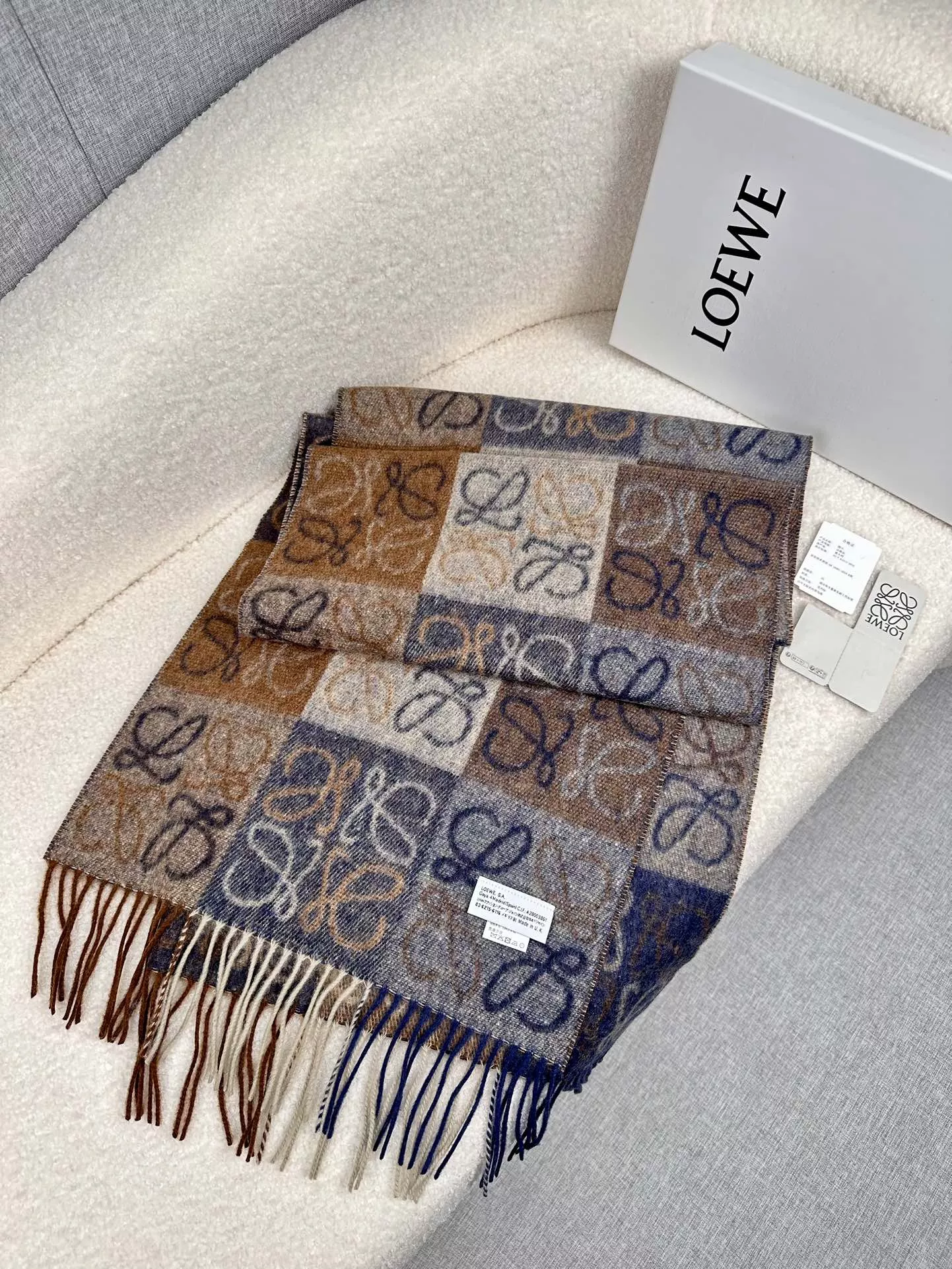 LOEWE Scarf For Women Sleek 5000