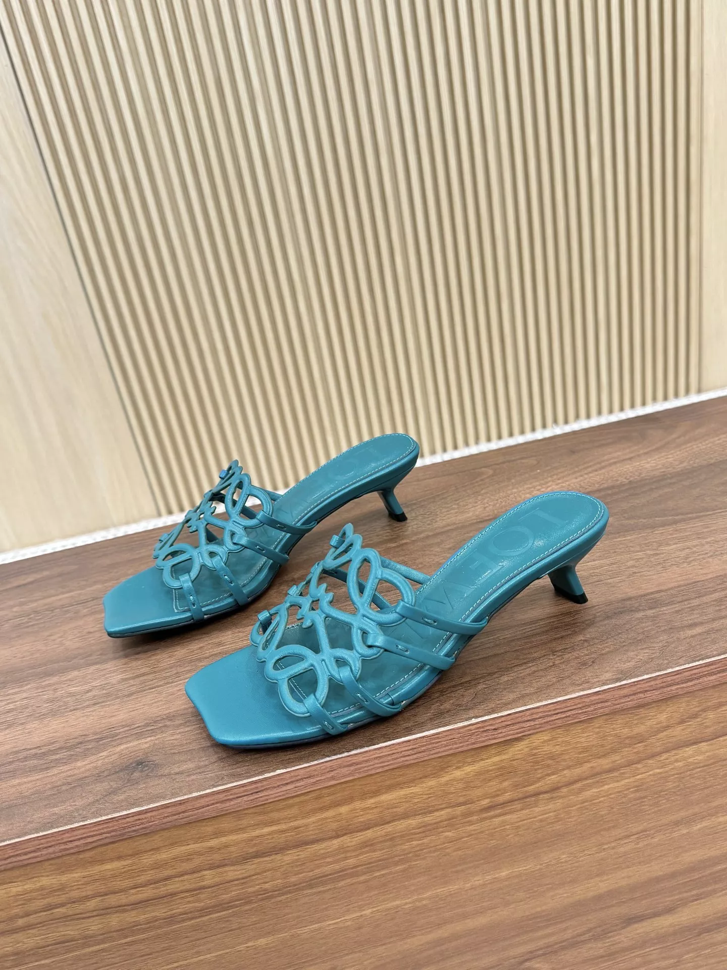 LOEWE Slippers For Women Unique 8253