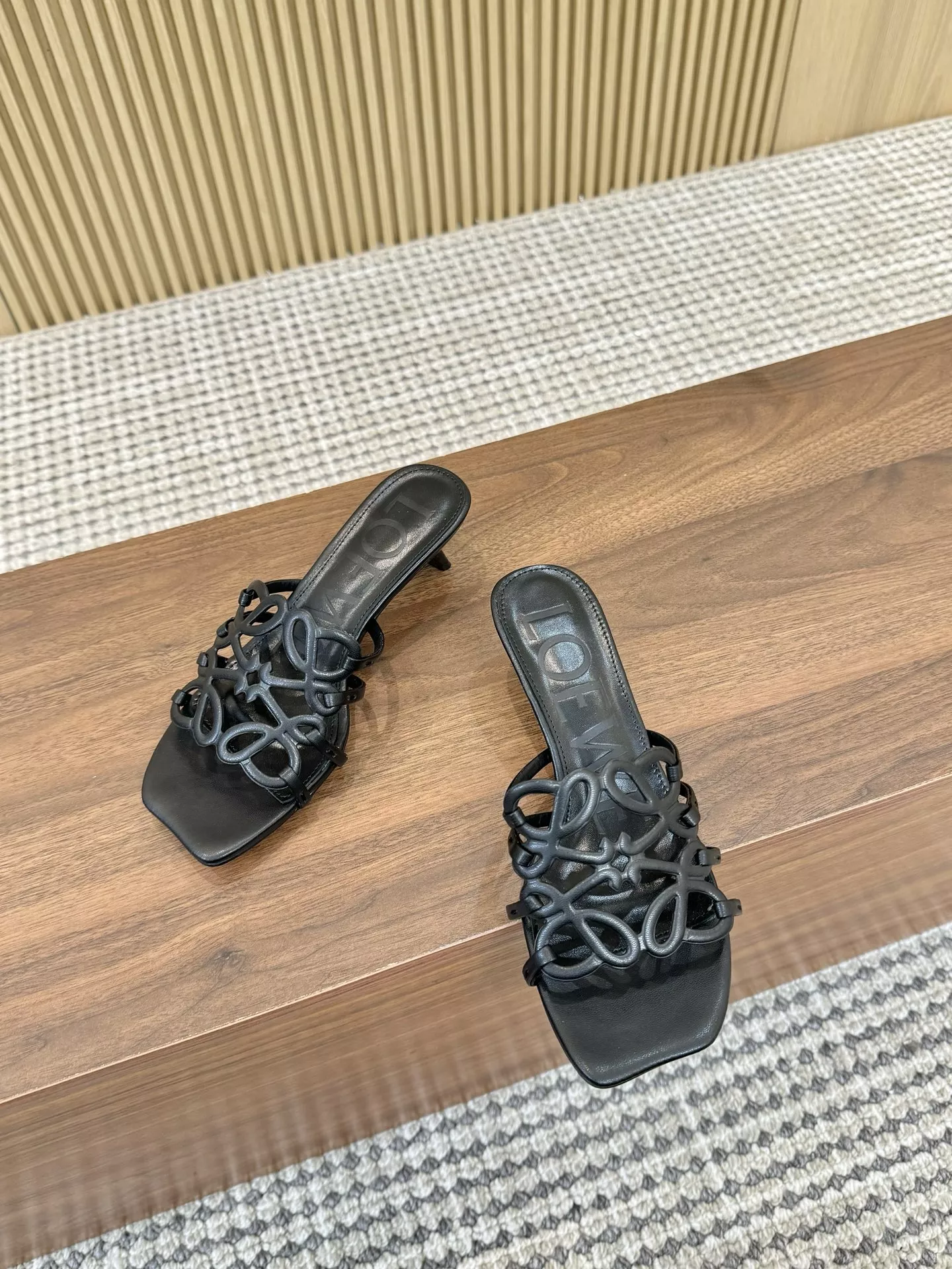 LOEWE Slippers For Women UrbanStyle 8127