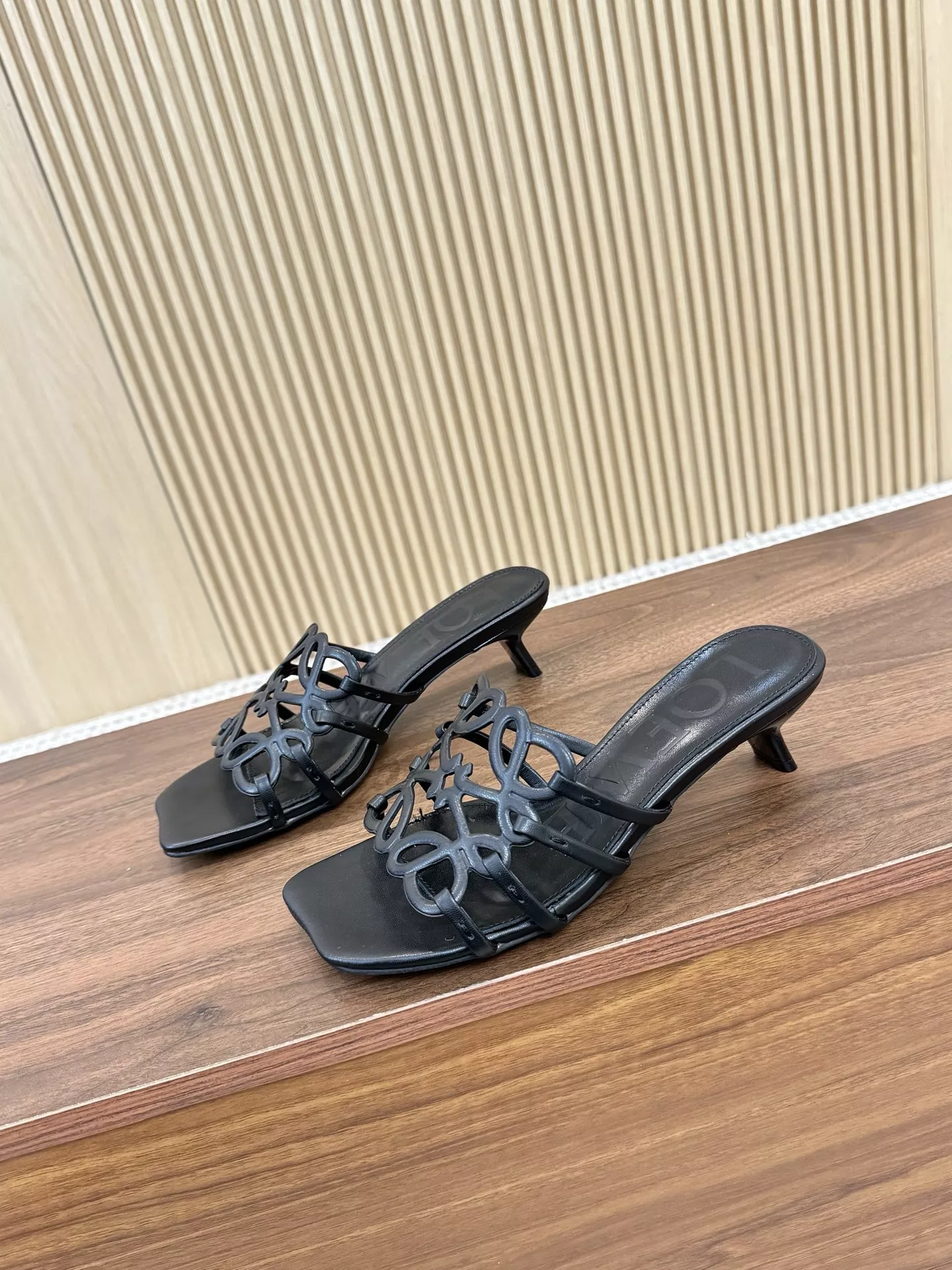LOEWE Slippers For Women UrbanStyle 8127