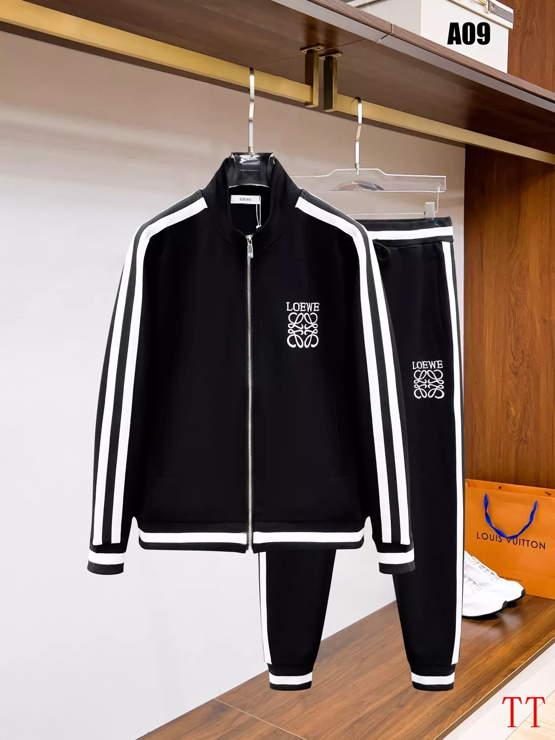 LOEWE Tracksuits Long Sleeved For Men Sleek 2880