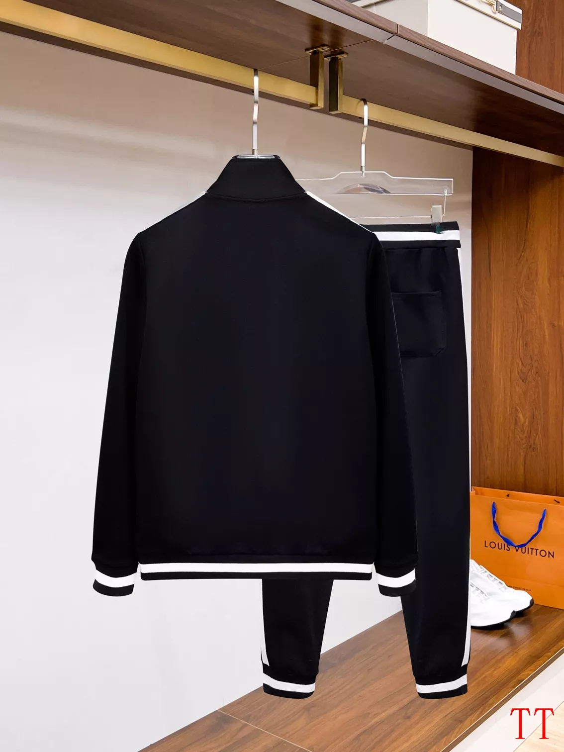 LOEWE Tracksuits Long Sleeved For Men Sleek 2880