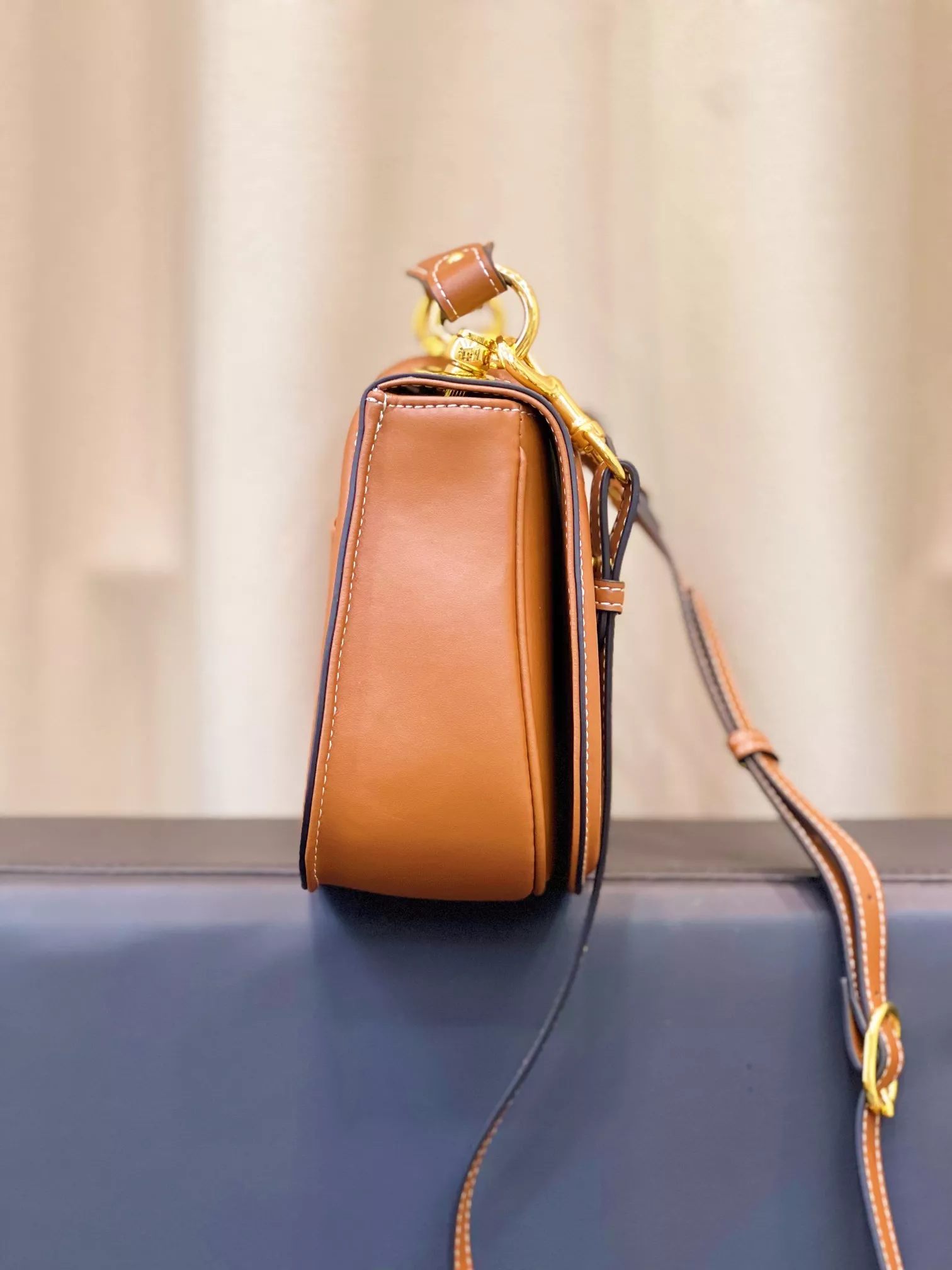 Lightweight 1009 Gucci AAA Quality Messenger Bags For Women