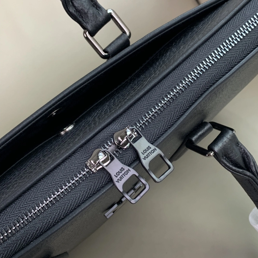 Lightweight 1457 Louis Vuitton AAA Man Handbags