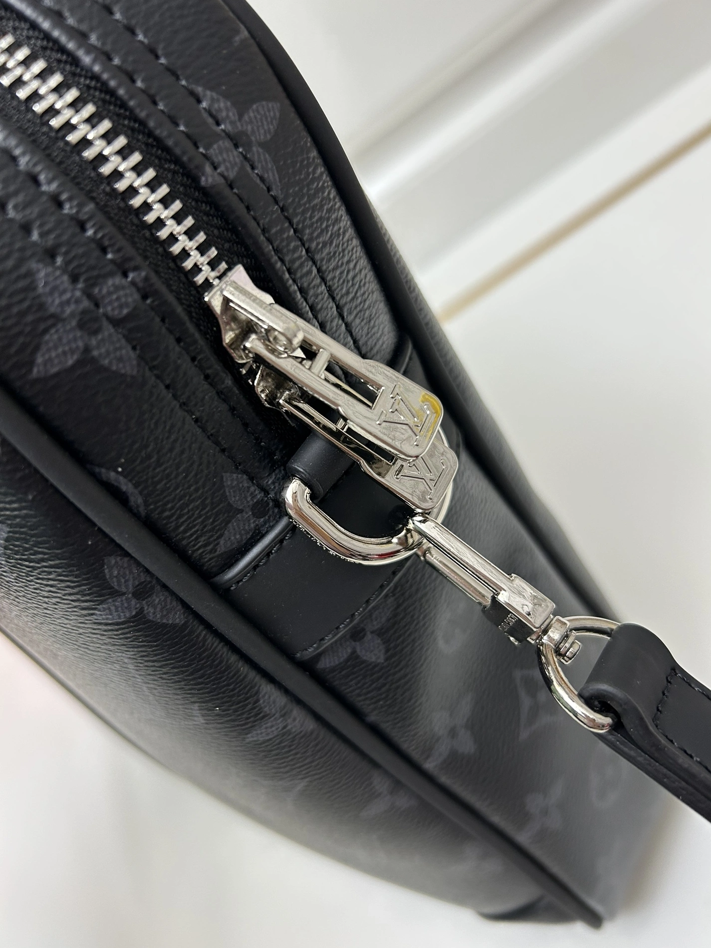 Lightweight 2250 Louis Vuitton AAA Man Handbags