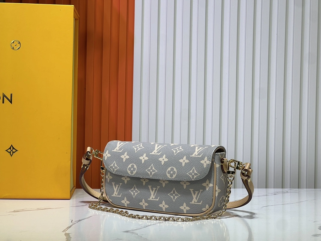 Lightweight 2745 Louis Vuitton AAA Quality Messenger Bags For Women