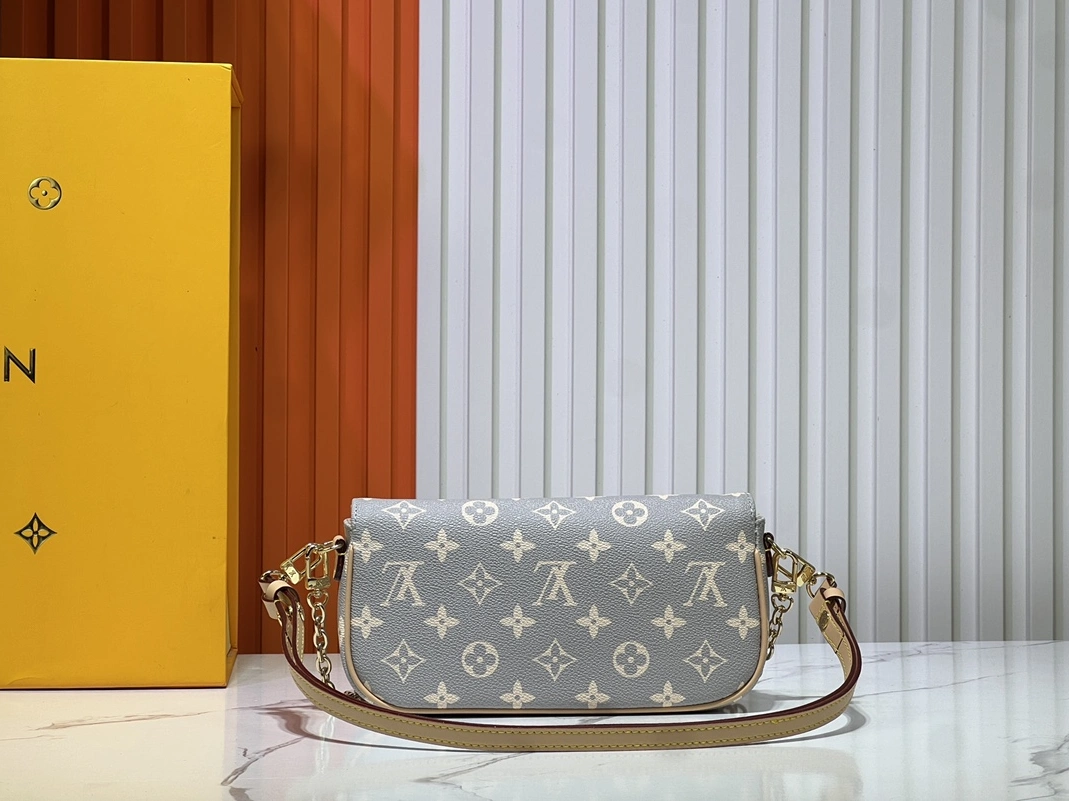 Lightweight 2745 Louis Vuitton AAA Quality Messenger Bags For Women