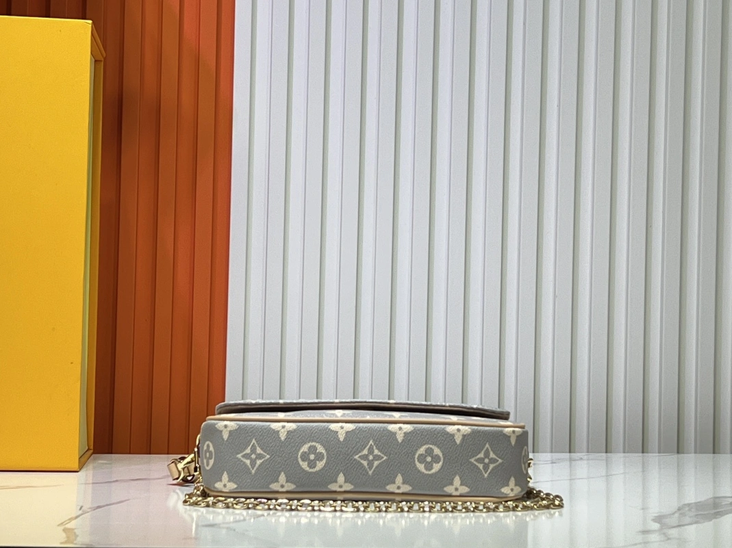 Lightweight 2745 Louis Vuitton AAA Quality Messenger Bags For Women