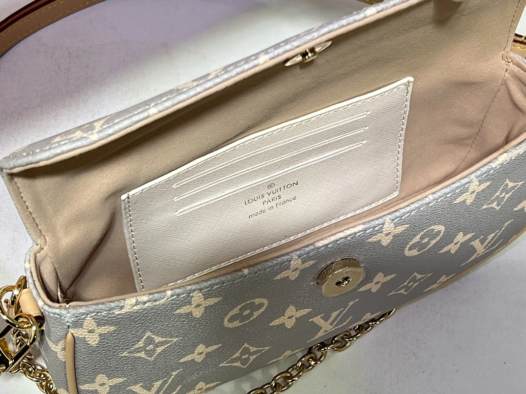 Lightweight 2745 Louis Vuitton AAA Quality Messenger Bags For Women