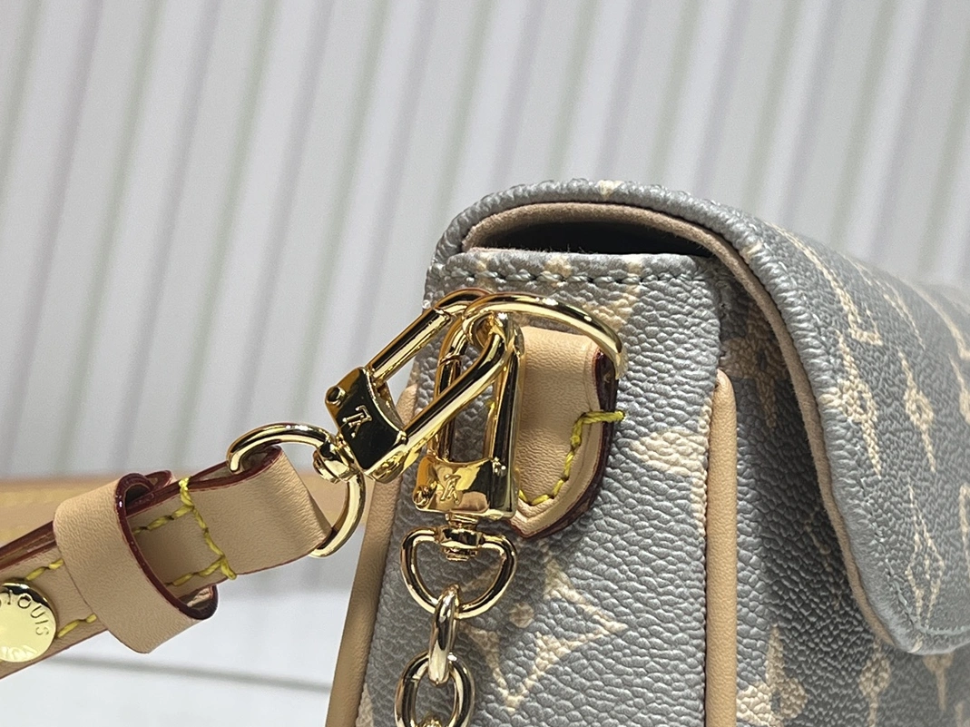 Lightweight 2745 Louis Vuitton AAA Quality Messenger Bags For Women
