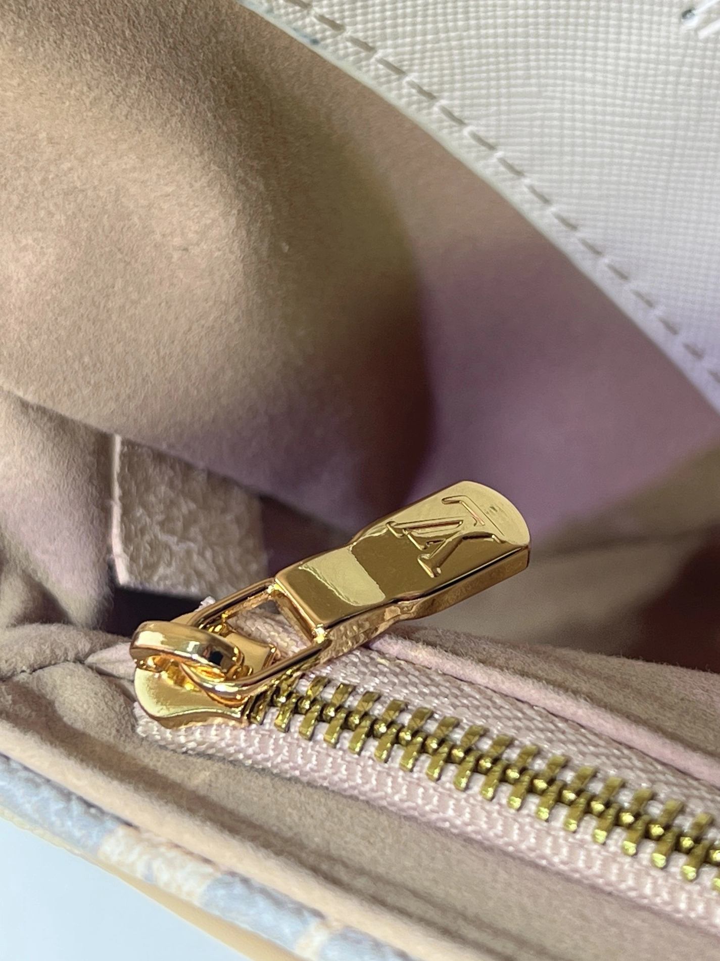 Lightweight 2745 Louis Vuitton AAA Quality Messenger Bags For Women