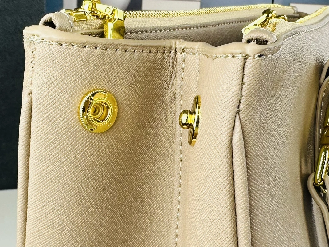 Lightweight 3485 Prada AAA Quality Handbags For Women
