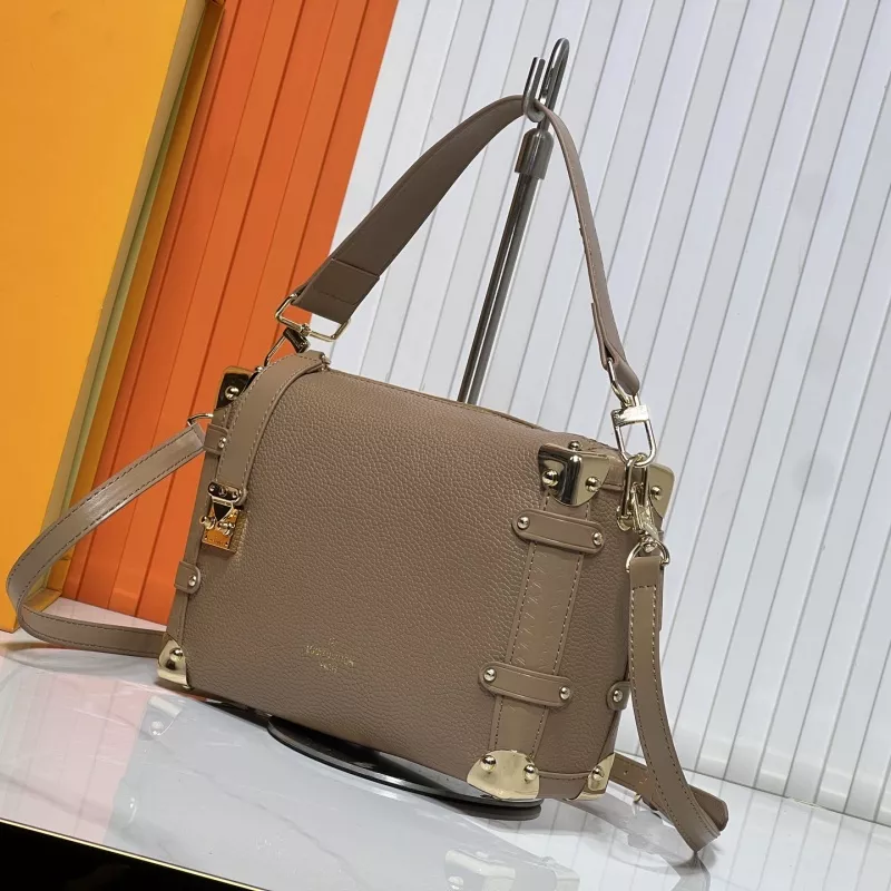 Lightweight 3866 Louis Vuitton AAA Quality Messenger Bags For Women