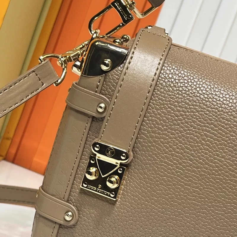 Lightweight 3866 Louis Vuitton AAA Quality Messenger Bags For Women