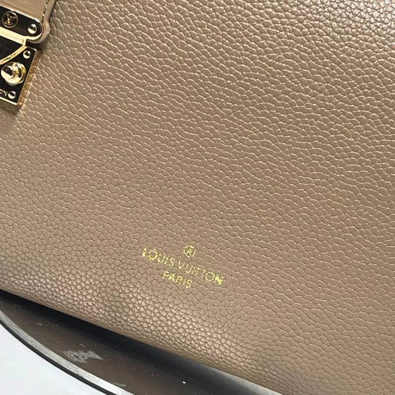 Lightweight 3866 Louis Vuitton AAA Quality Messenger Bags For Women