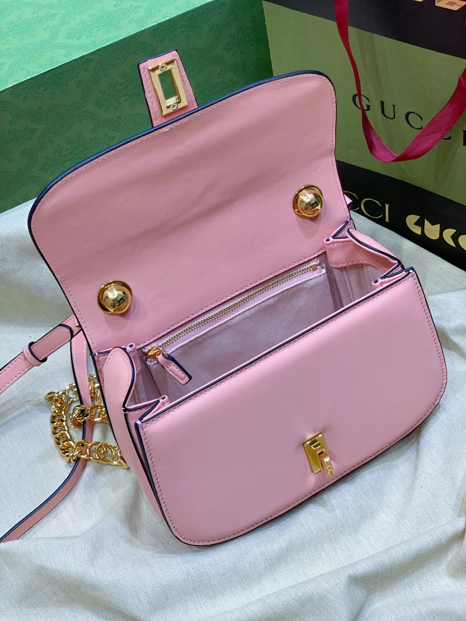 Lightweight 6109 Gucci AAA Quality Messenger Bags For Women