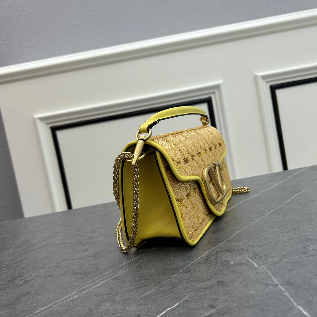 Lightweight 6823 Valentino AAA Quality Messenger Bags For Women
