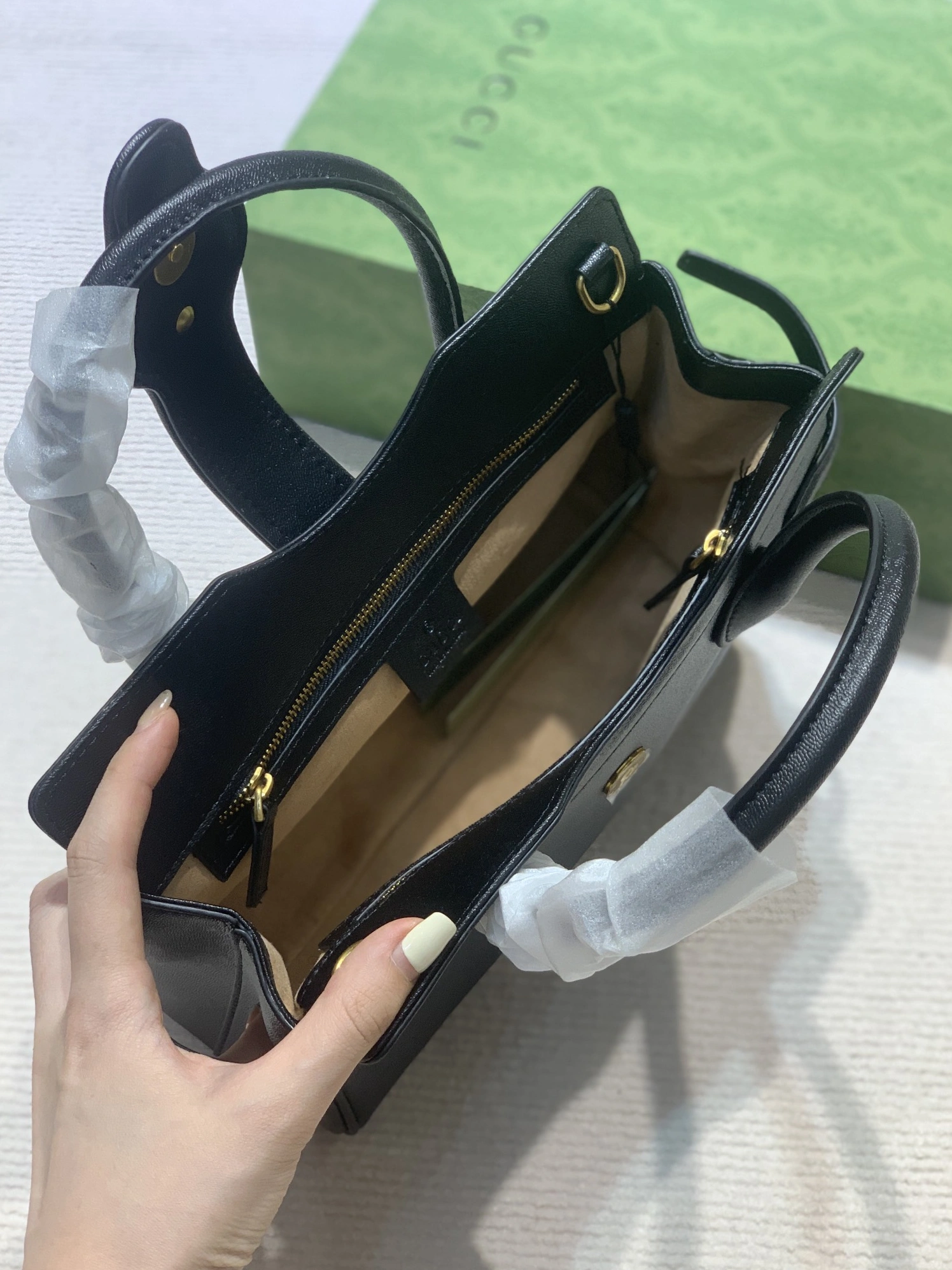 Lightweight 687 Gucci AAA Quality Handbags For Women