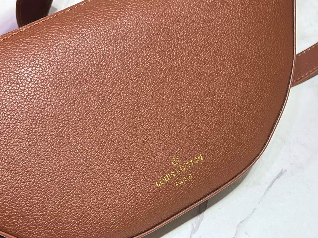 Lightweight 6970 Louis Vuitton AAA Quality Messenger Bags For Women