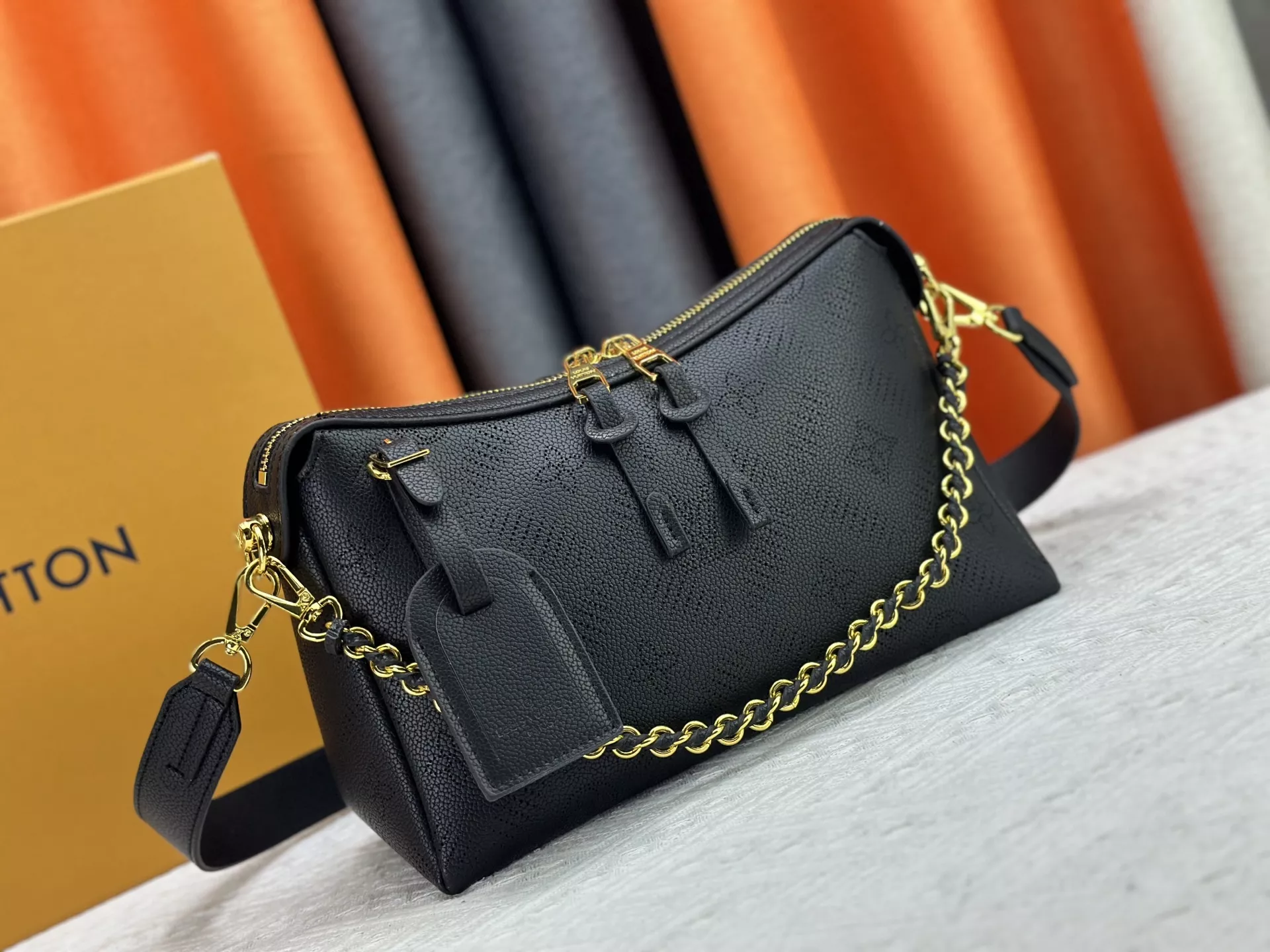 Lightweight 7005 Louis Vuitton AAA Quality Messenger Bags For Women