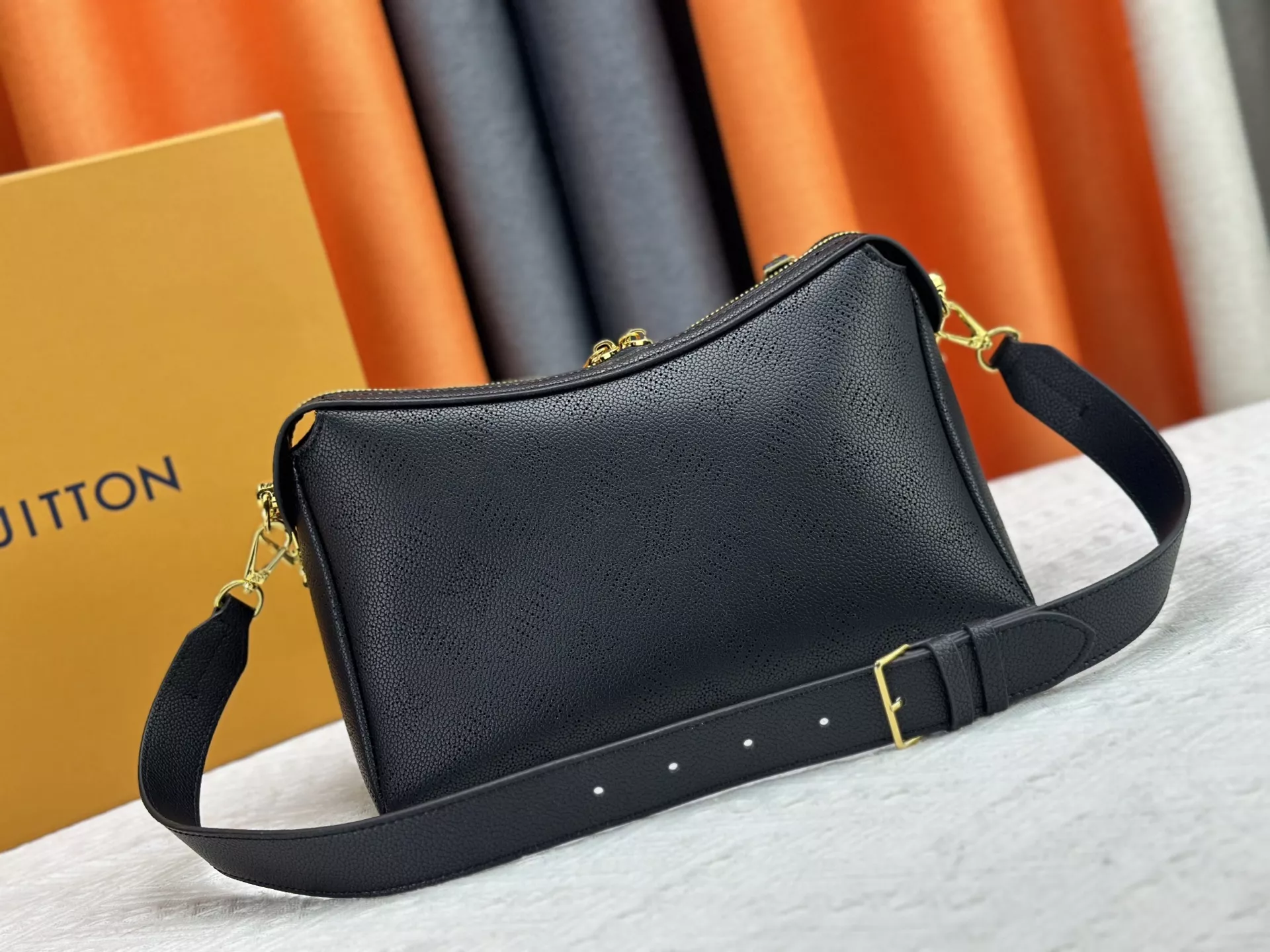 Lightweight 7005 Louis Vuitton AAA Quality Messenger Bags For Women