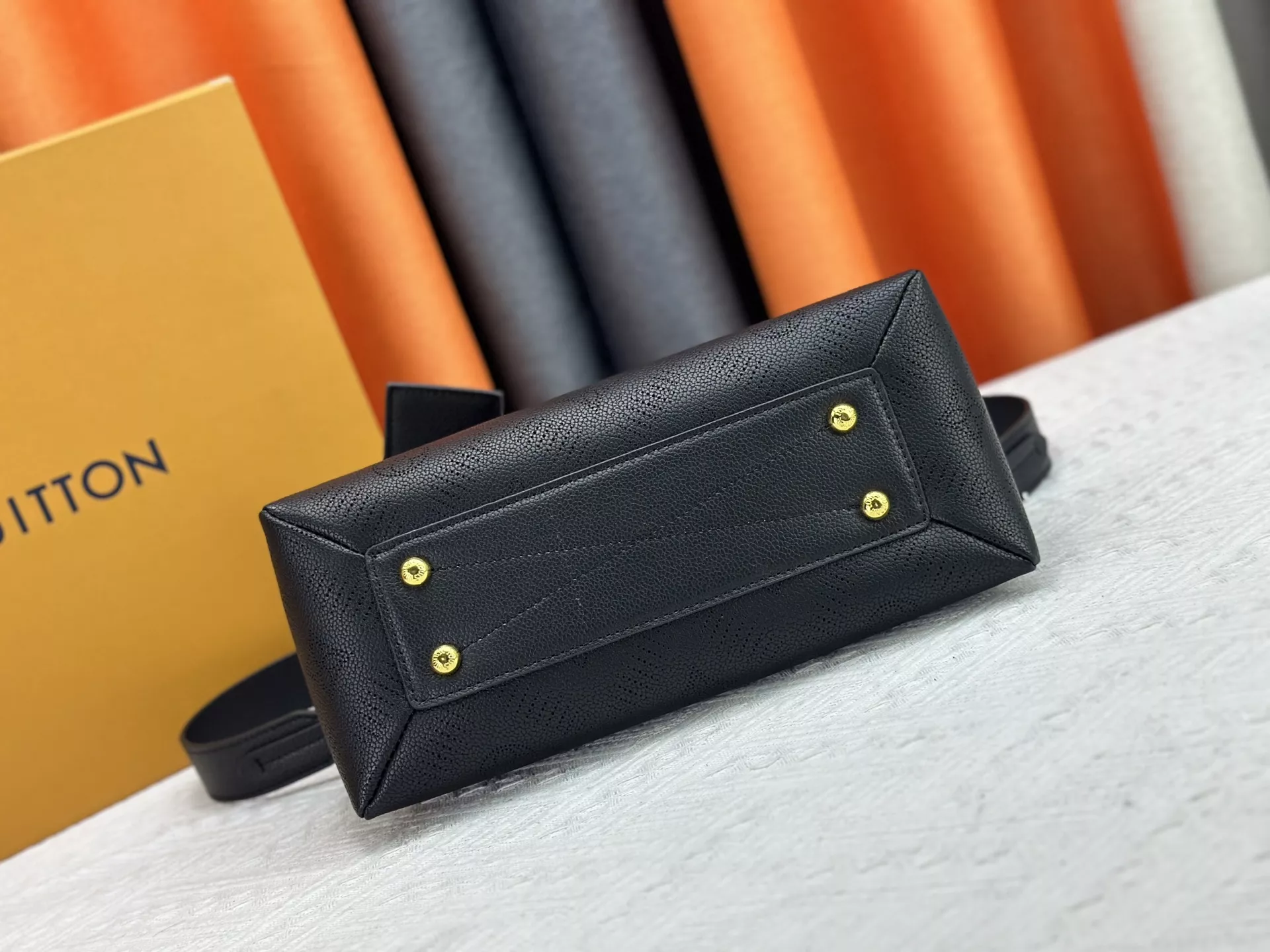 Lightweight 7005 Louis Vuitton AAA Quality Messenger Bags For Women