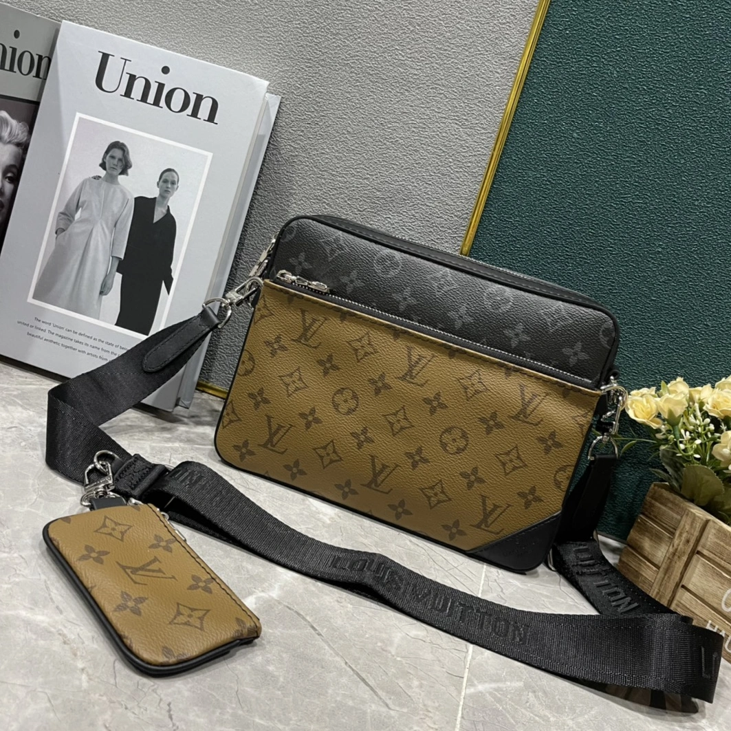 Lightweight 7324 Louis Vuitton AAA Man Messenger Bags