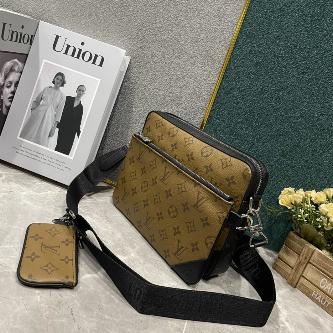 Lightweight 7324 Louis Vuitton AAA Man Messenger Bags