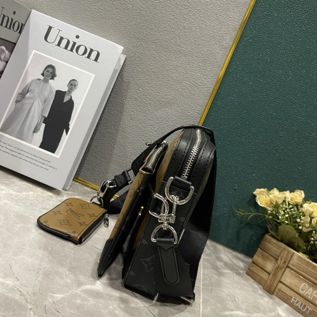 Lightweight 7324 Louis Vuitton AAA Man Messenger Bags