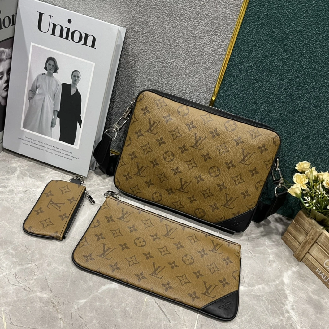 Lightweight 7324 Louis Vuitton AAA Man Messenger Bags