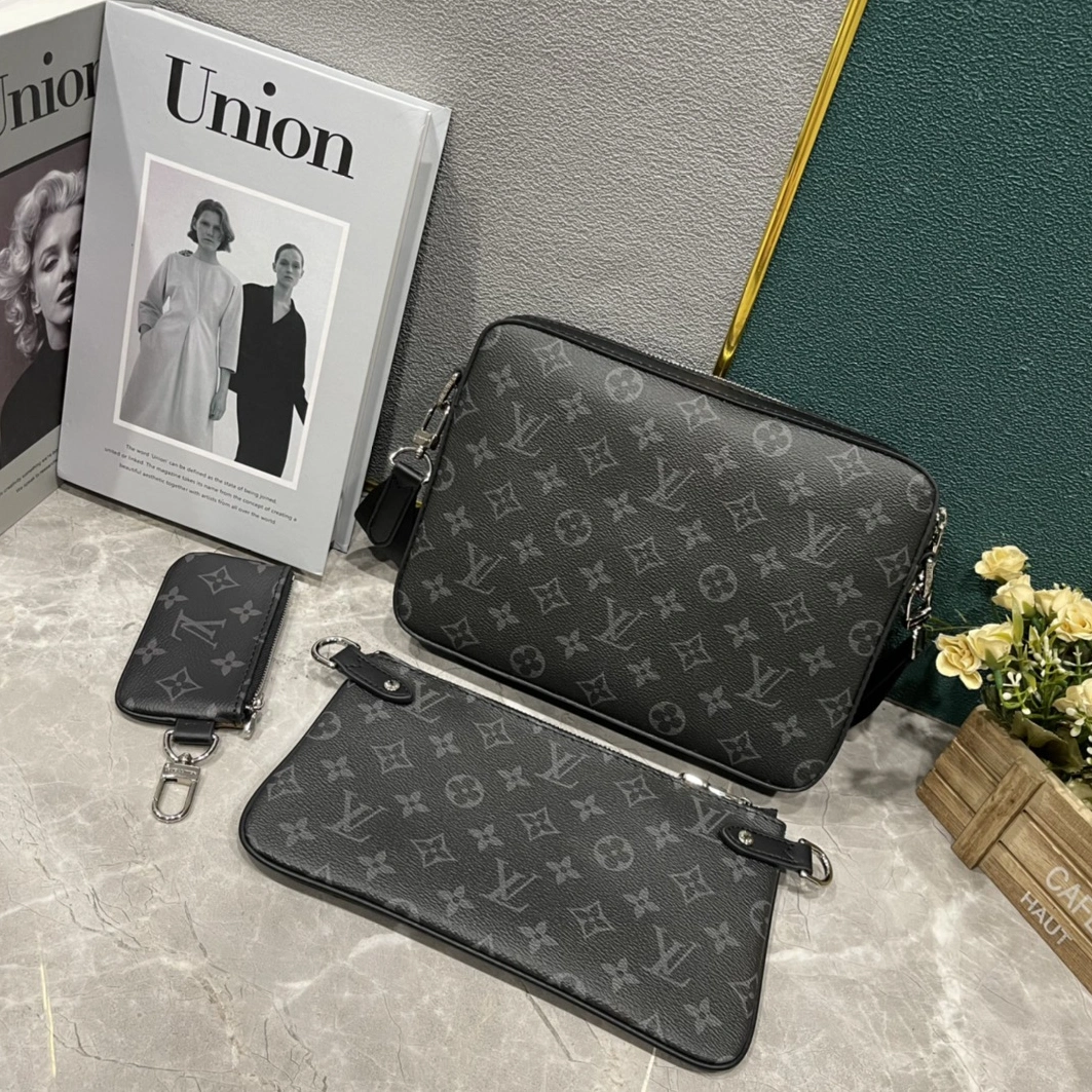 Lightweight 7324 Louis Vuitton AAA Man Messenger Bags