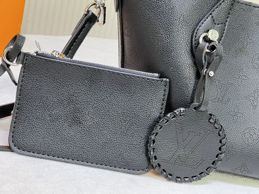 Lightweight 7768 Louis Vuitton AAA Quality Handbags For Women