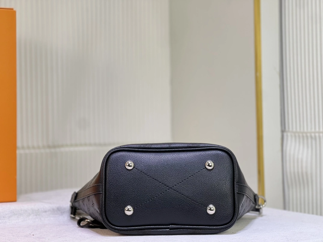 Lightweight 7768 Louis Vuitton AAA Quality Handbags For Women