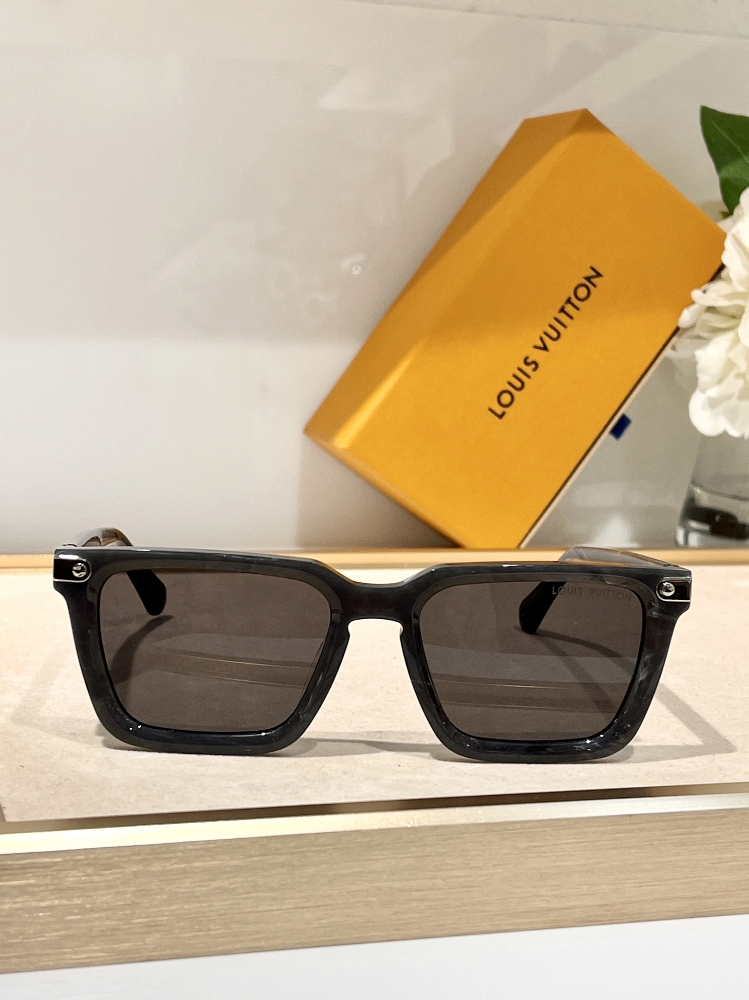 Lightweight 8505 Louis Vuitton AAA Quality Sunglasses