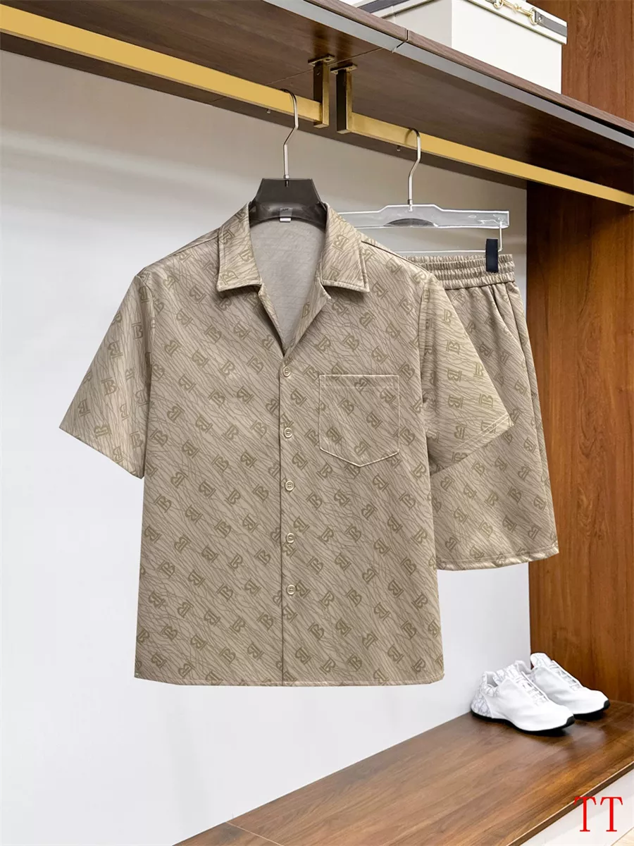 Lightweight 9027 Burberry Tracksuits Short Sleeved For Men