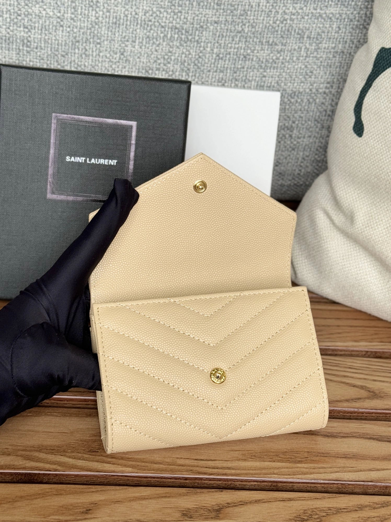 Lightweight 9078 Yves Saint Laurent AAA Quality Wallets