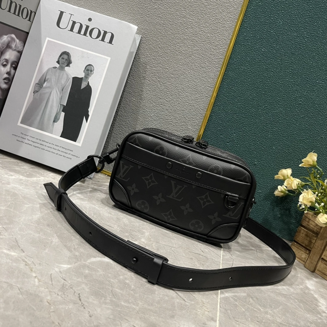 Lightweight 9499 Louis Vuitton AAA Man Messenger Bags