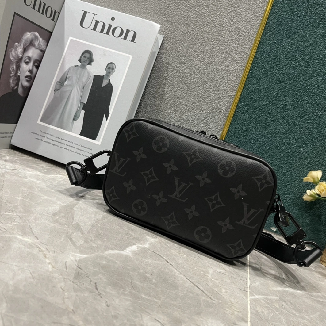 Lightweight 9499 Louis Vuitton AAA Man Messenger Bags