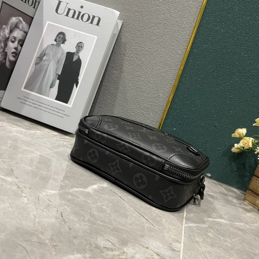 Lightweight 9499 Louis Vuitton AAA Man Messenger Bags