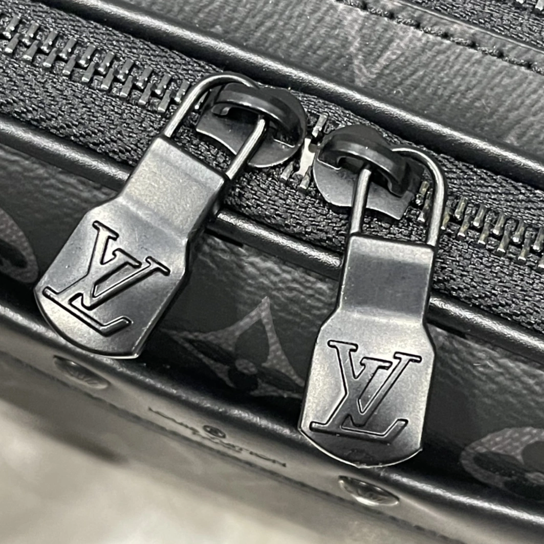 Lightweight 9499 Louis Vuitton AAA Man Messenger Bags