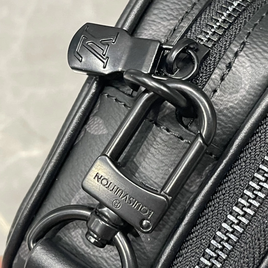 Lightweight 9499 Louis Vuitton AAA Man Messenger Bags