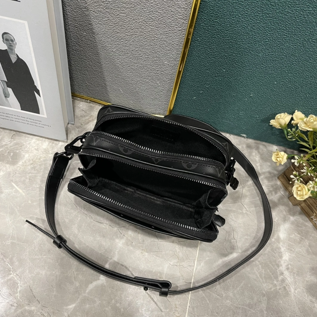 Lightweight 9499 Louis Vuitton AAA Man Messenger Bags